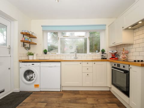 Cottage | Private kitchen | Fridge, dishwasher, cookware/dishes/utensils