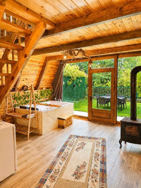 Luxury Bungalow, Hot Tub | Soundproofing, WiFi (free)