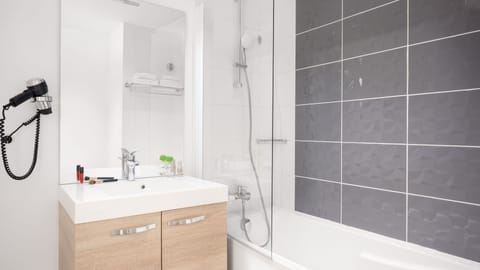 Studio | Bathroom | Bathtub, towels, soap, shampoo