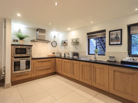 Cottage | Private kitchen | Fridge, dishwasher, electric kettle, toaster