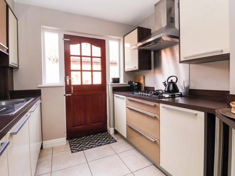 Cottage | Private kitchen | Fridge, dishwasher, electric kettle, toaster