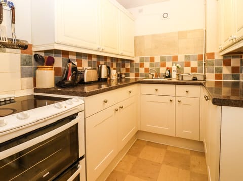 Cottage | Private kitchen | Fridge, electric kettle, toaster, cookware/dishes/utensils