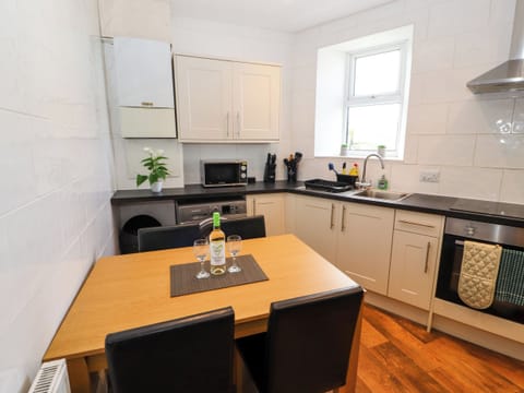 Cottage | Private kitchen | Fridge, electric kettle, toaster, cookware/dishes/utensils