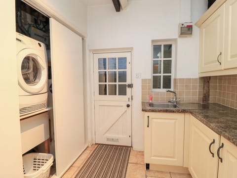 Cottage | Private kitchen | Fridge, dishwasher, electric kettle, toaster