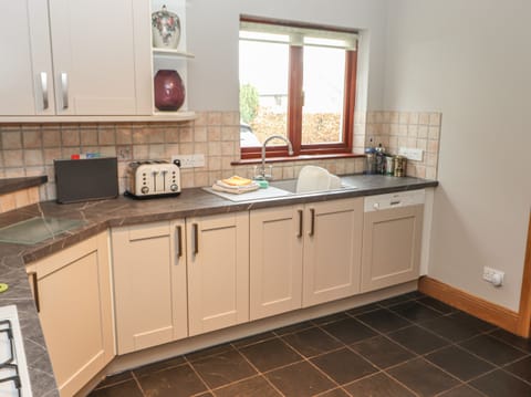Cottage | Private kitchen | Fridge, dishwasher, cookware/dishes/utensils