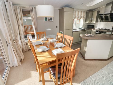 Cottage | Private kitchen | Fridge, dishwasher, electric kettle, toaster