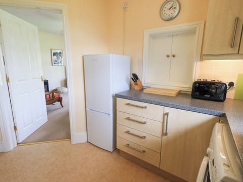 Cottage | Private kitchen | Fridge, toaster, cookware/dishes/utensils