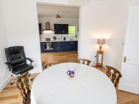 Cottage | Private kitchen | Dishwasher, electric kettle, cookware/dishes/utensils