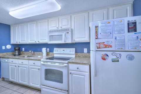 Basic Condo, 1 Bedroom, Balcony, Oceanfront (1205) | Private kitchen | Fridge, microwave, oven, stovetop