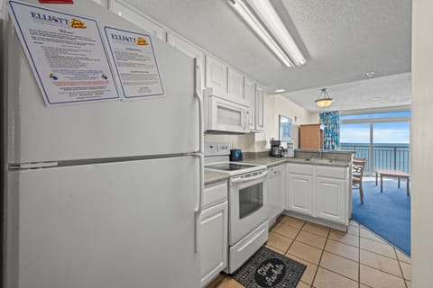 Basic Condo, 1 Bedroom, Balcony, Oceanfront (604) | Private kitchen | Fridge, microwave, oven, stovetop