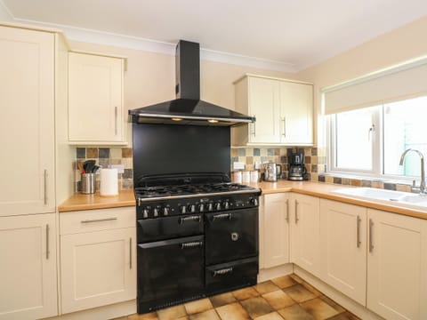 Cottage | Private kitchen | Fridge, electric kettle, toaster, cookware/dishes/utensils