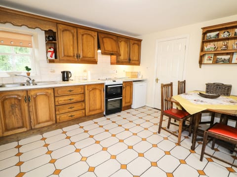 Cottage | Private kitchen | Fridge, electric kettle, cookware/dishes/utensils