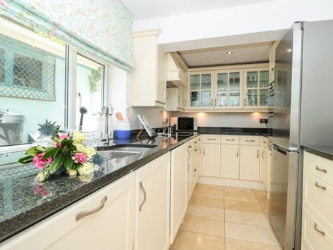 Cottage | Private kitchen | Fridge, cookware/dishes/utensils