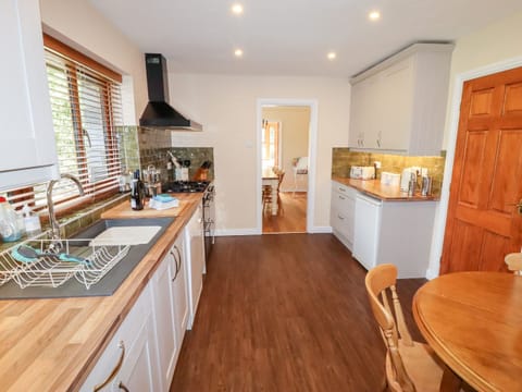 Cottage | Private kitchen | Fridge, dishwasher, electric kettle, toaster