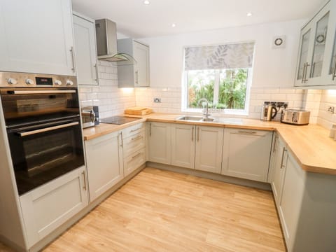 Cottage | Private kitchen | Fridge, dishwasher, electric kettle, toaster