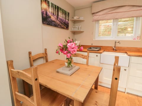 Cottage | Private kitchen | Fridge, electric kettle, toaster, cookware/dishes/utensils