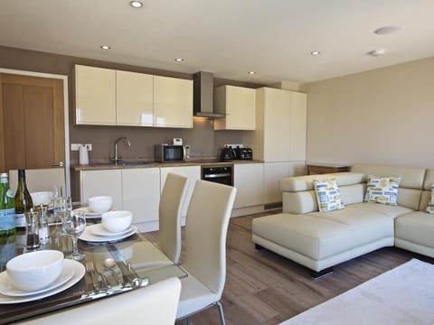 Cottage | Private kitchen | Fridge, dishwasher, cookware/dishes/utensils