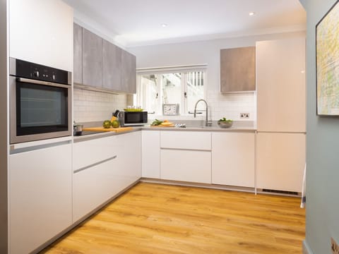 Cottage | Private kitchen | Fridge, dishwasher, cookware/dishes/utensils