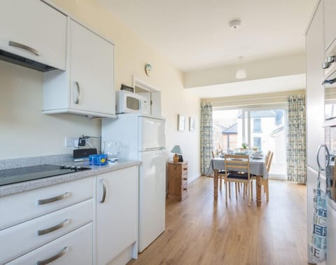 Cottage | Private kitchen | Dishwasher, cookware/dishes/utensils