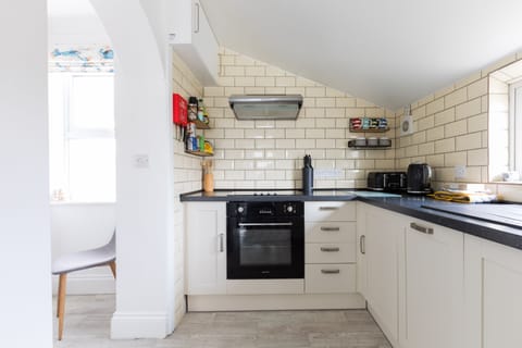 Cottage | Private kitchen | Fridge, dishwasher, toaster, cookware/dishes/utensils