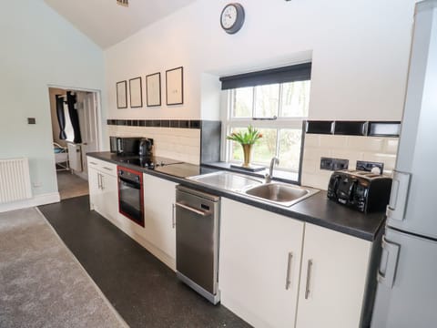 Cottage | Private kitchen | Fridge, dishwasher, electric kettle, toaster