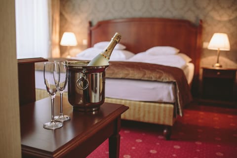 Double Room | In-room safe, desk, soundproofing, free cribs/infant beds