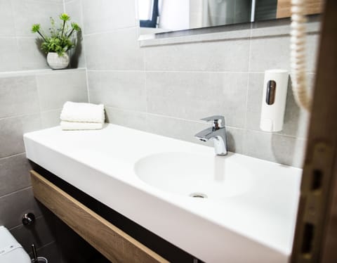 Deluxe Quadruple Room | Bathroom | Shower, slippers, towels