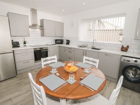 Cottage | Private kitchen | Dishwasher, cookware/dishes/utensils