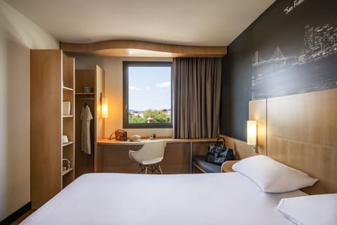 Standard Room, 1 Double Bed | Individually decorated, individually furnished, desk, laptop workspace