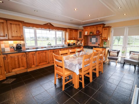 Cottage | Private kitchen | Fridge, dishwasher, electric kettle, cookware/dishes/utensils