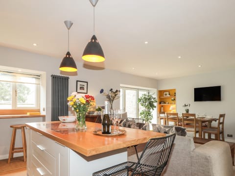 Cottage | Private kitchen | Fridge, dishwasher, electric kettle, toaster