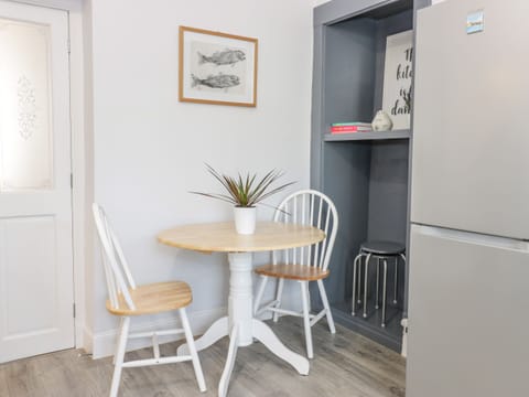 Cottage | Private kitchen | Fridge, electric kettle, toaster, cookware/dishes/utensils