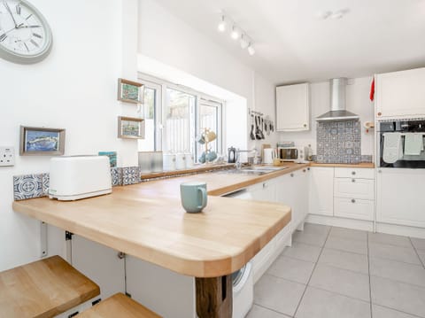 Cottage | Private kitchen | Fridge, dishwasher, electric kettle, cookware/dishes/utensils