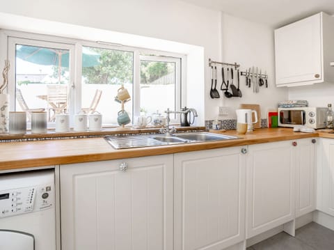 Cottage | Private kitchen | Fridge, dishwasher, electric kettle, cookware/dishes/utensils