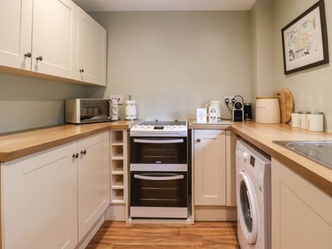 Cottage | Private kitchen | Fridge, electric kettle, toaster, cookware/dishes/utensils