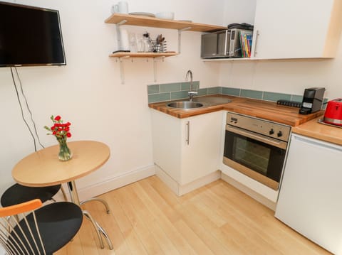 Cottage | Private kitchen | Fridge, electric kettle, toaster, cookware/dishes/utensils