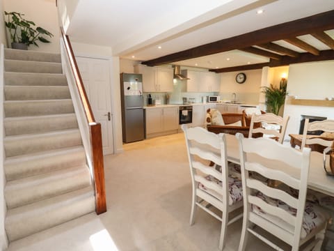 Cottage | Private kitchen | Fridge, dishwasher, electric kettle, toaster