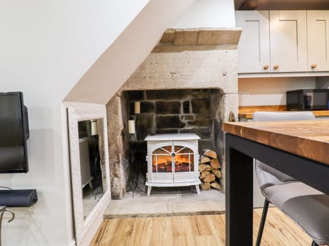 Cottage | Private kitchen | Fridge, dishwasher, electric kettle, toaster