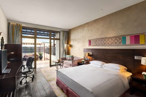 Deluxe Room, 1 King Bed, Club Lounge Access (Terrace) | Premium bedding, minibar, in-room safe, individually decorated