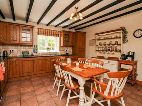 Cottage | Private kitchen | Fridge, dishwasher, electric kettle, cookware/dishes/utensils
