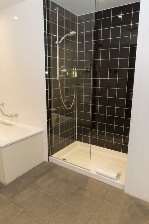 Executive Suite | Bathroom shower