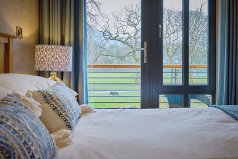 2 bedrooms, individually decorated, individually furnished