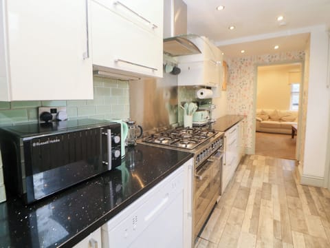 Cottage | Private kitchen | Fridge, dishwasher, electric kettle, toaster