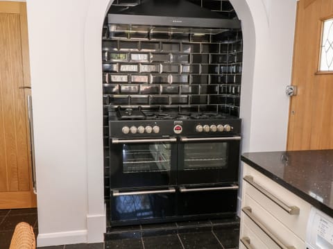 Cottage | Private kitchen | Fridge, dishwasher, cookware/dishes/utensils