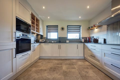 Cottage | Private kitchen | Fridge, dishwasher, electric kettle, toaster