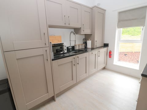 Cottage | Private kitchen | Fridge, dishwasher, cookware/dishes/utensils