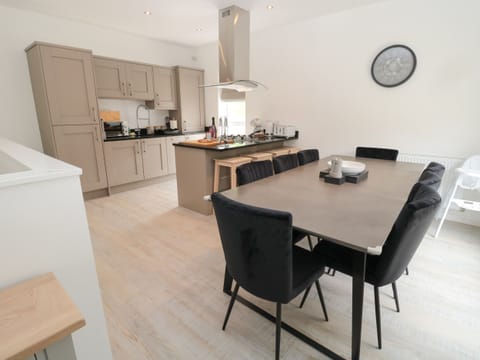 Cottage | Private kitchen | Fridge, dishwasher, cookware/dishes/utensils