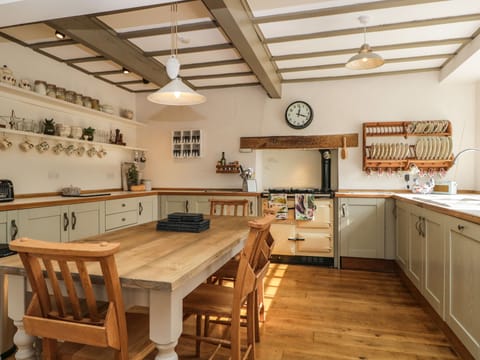 Cottage | Private kitchen | Fridge, dishwasher, electric kettle, toaster