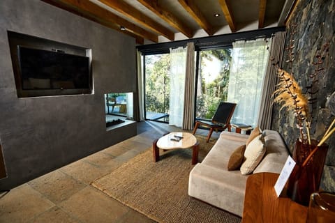 Hammock Suite with king bed and fireplace | In-room safe, desk, laptop workspace, blackout drapes