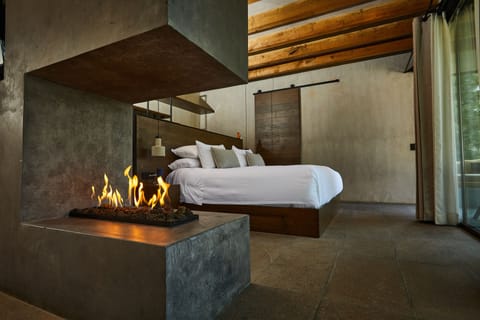 Jacuzzi Suite with king bed and fireplace | In-room safe, desk, laptop workspace, blackout drapes